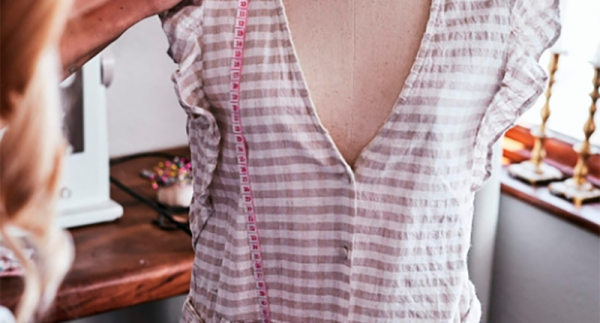 Апсайклинг мужской рубашки в модное женское платье