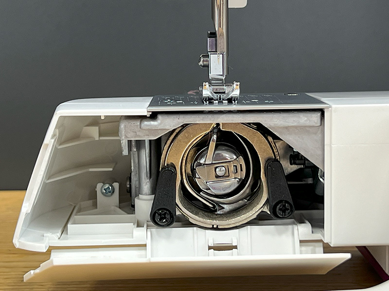 Огляд швейної машини Necchi K132A